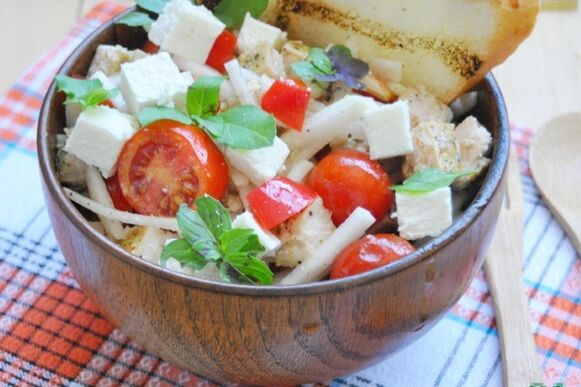 Cereal salad with basmati rice for those who want to lose weight following the Mediterranean diet