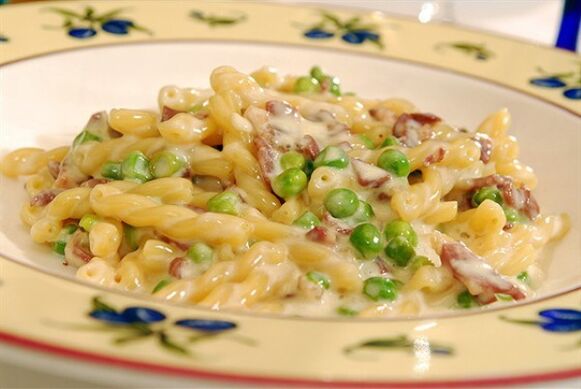Following the Mediterranean diet, you can cook a hearty pasta with peas