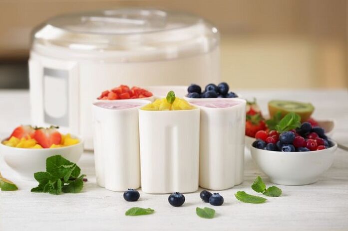 slimming yogurt with fruit and berries